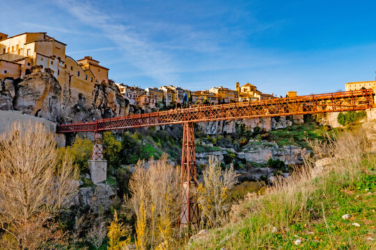 Cuenca, Castilla La Mancha. Espa&ntilde;a. Puente de San Pablo con la ciudad medieval de fondo