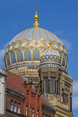 Fototapeta premium Exploring the architectural beauty of Neue Synagoge in Berlin under clear blue skies