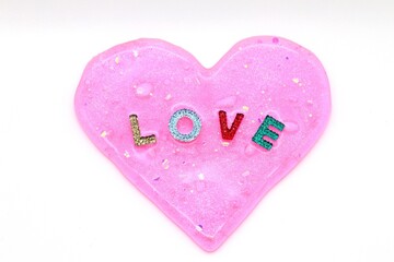 ピンクのハートにLOVE