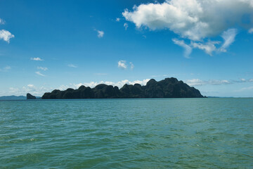 Obraz premium The beautiful of Hong island in Thailand with lush greenhills and golden beaches surrounded by emerald sea. 14th of July 2023 during the wet season.