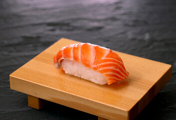 Salmon sushi on sushi geta. サーモンの寿司、寿司下駄	