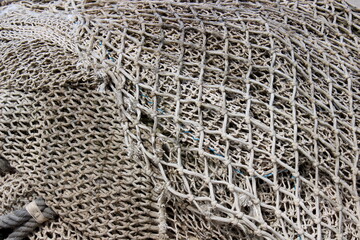 dreckiges Fischernetz am Hafen 
