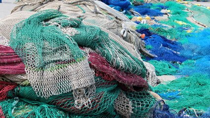 bunte Fischernetze am Hafen 