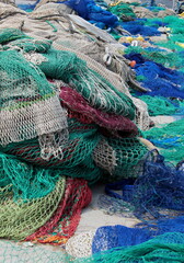 bunte Fischernetze am Hafen 