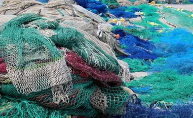bunte Fischernetze am Hafen 