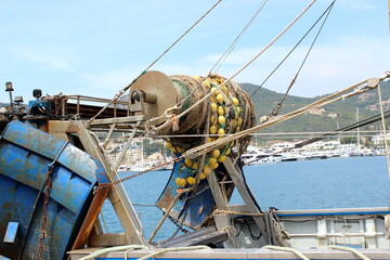 Fischerboot, mit gro&szlig;em Fischernetz am Hafen 