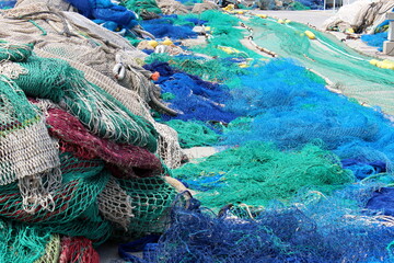 bunte Fischernetze am Hafen 