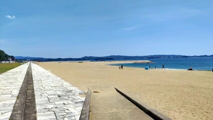 田辺扇ヶ浜海水浴場の広がるビーチと夏空