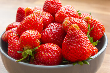 red strawberries in a plate on the table, strawberry texture, strawberry close-up, strawberry photo background