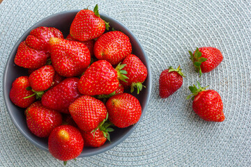 red strawberries in a plate on the table, strawberry texture, strawberry close-up, strawberry photo background