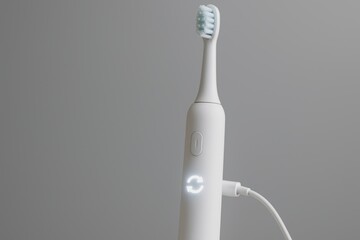 Electric toothbrush uses IoT technology to enhance dental care with integrated glowing features