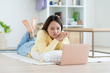 パソコンで悩む若い女性