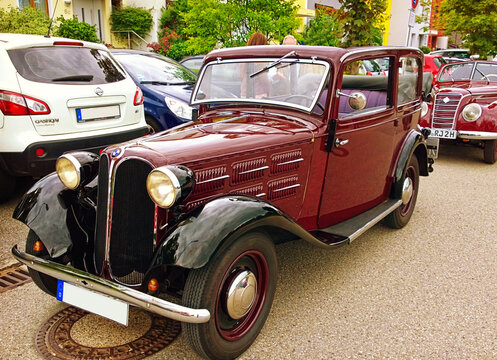 GARCHING, GERMANY - Vintage cars at Garching traditional parade: lateral view of an antique BMW 315 car 