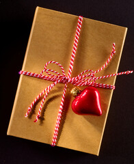 Geschenk mit rot weissem Geschenkband und Herzanhaenger, Box, golden, Topshot, 