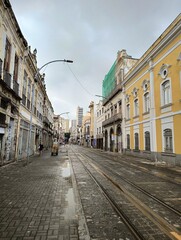 Histórica Rua da Constituição e seus trilhos de bonde no Centro do Rio de Janeiro em 2025