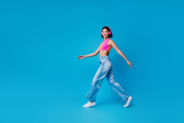 Obraz premium Trendy young woman with a cheerful expression, wearing vibrant casual summer attire