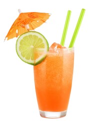 Longdrinkglas mit schaumigem orangedrink, limettenscheibe und schirmchen isoliert