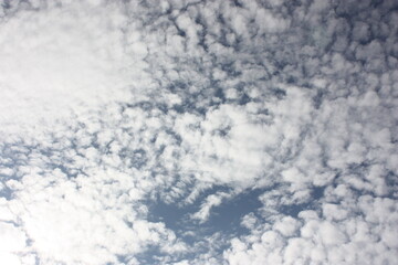 Blauer Himmel mit vielen kleinen Wolken.