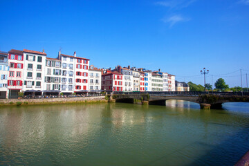 Widok na unikatowe, kolorowe kamienice, Bayonne, Francja, View of the unique, colorful townhouses, Bayonne, France