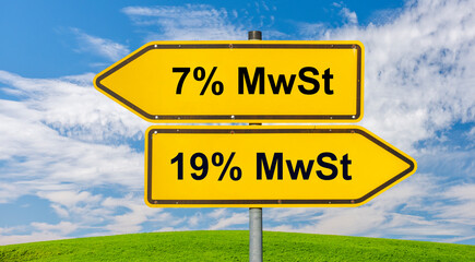 Zwei Wegweiser zeigen in unterschiedliche Richtungen mit der Aufschrift 7% MWST vs. 19% MWST
