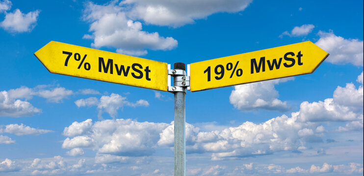 Zwei Wegweiser zeigen in unterschiedliche Richtungen mit der Aufschrift 7% MWST vs. 19% MWST