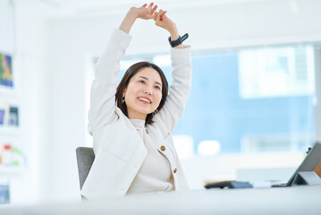 室内で深呼吸する女性