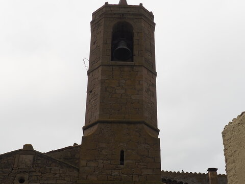 campanario de la iglesia de San Lorenzo de Pallargues, base cuadrada con cuatro cuerpos, aspillar&iacute;a,  arcos de medio punto, L&eacute;rida, Catalu&ntilde;a, Espa&ntilde;a, Europa