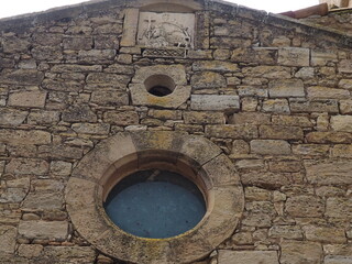 fachada de la iglesia de San Lorenzo de Pallargues con dos rosetones y un relieve representando al salvador, Lérida, Cataluña, España, Europa