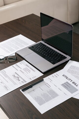 Obraz premium Organizing essential paperwork on a modern desk at home office