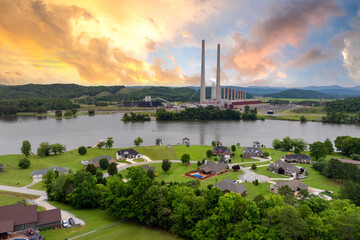 Fototapeta premium Toxic emissions from thermal power plant polluting air in city suburbs. Electricity production by burning coal fossil fuel. Kingston Steam Plant in Roane County, Tennessee, USA