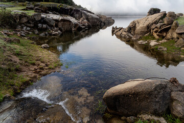 Niebla sobre el embalse