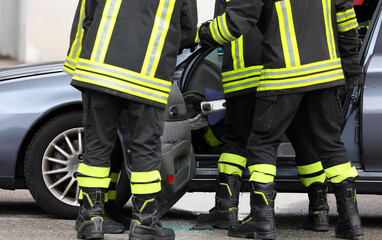 Firefighters that completely removes car door to free injured person after road accident
