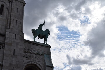 Statue équestre de Louis IX,  située sur le contrefort du porche de la basilique du Sacré-Cœur de Montmartre.