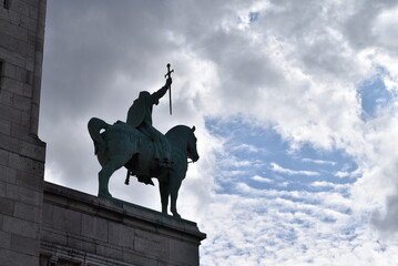 Statue équestre de Louis IX,  située sur le contrefort du porche de la basilique du Sacré-Cœur de Montmartre.