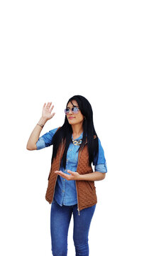 Mujer bonita haciendo gestos con las manos sobre un fondo blanco, espacio para texto, fotograf&iacute;a con tel&eacute;fono m&oacute;vil.