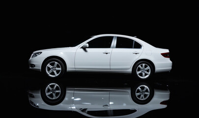 Voitures blanche et noire en studio photo.