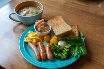 彩り豊かな洋風朝食セットとスープの食卓
