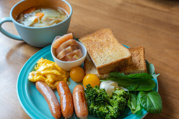 彩り豊かな洋風朝食セットとスープの食卓