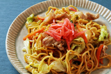皿に盛りつけたソース焼きそば