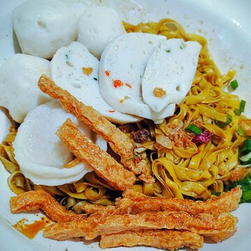Close-up of Asian noodles with Fishcake slices