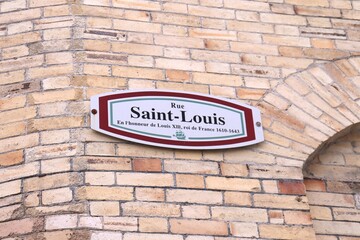 Obraz premium A street sign on brick wall and in the old Quebec in canada. Quebec tourism and street sign. A name of an important street in the old Quebec, Canada. 