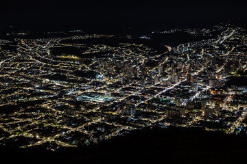 Vista noturna da cidade de Poços de Caldas, Minas Gerais, Brasil