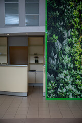 Discover a modern interior with a green wall and a contemporary design for a harmonious vibe