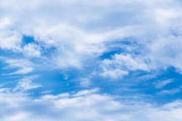 Obraz premium 6月の空 朝の青空に白い雲34