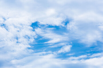 Fototapeta premium 6月の空 朝の青空に白い雲25