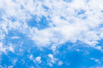 Obraz premium 6月の空 朝の青空に白い雲22