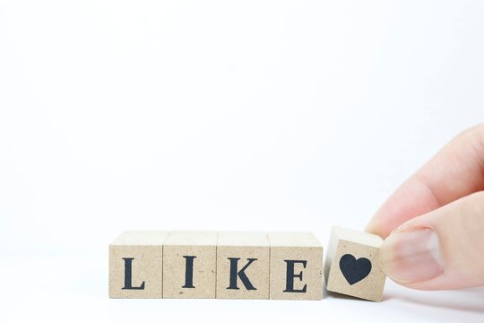 LIKEとハートマークが書かれた木のブロック 白背景