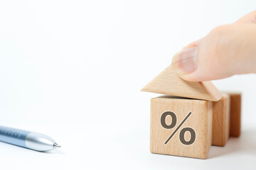 積み木で作った家とパーセント記号
