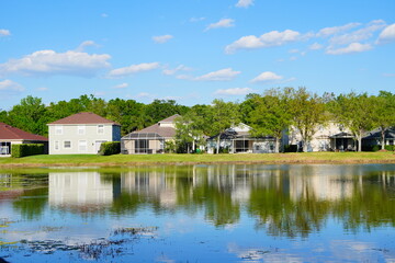 Fototapeta premium Wesley Chaple, Florida, USA, 12 10 2024: The winter foliage landscape of a beautiful community and trail at Wesley Chapel, north of Tampa in Florida 