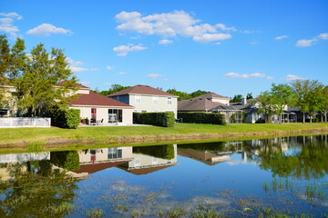 Fototapeta premium Wesley Chaple, Florida, USA, 12 10 2024: The winter foliage landscape of a beautiful community and trail at Wesley Chapel, north of Tampa in Florida 